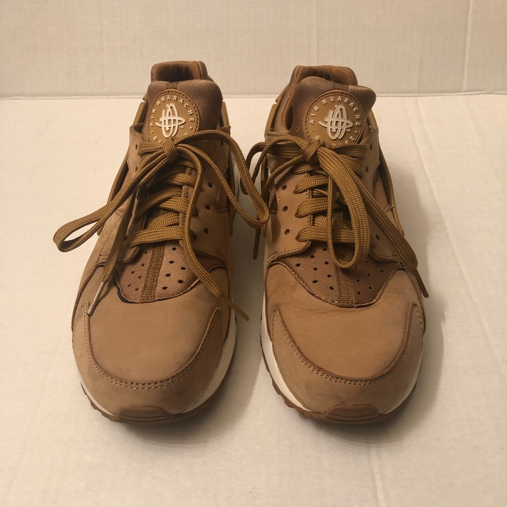 Tan Nike Huarache shoes. Mens size 8.